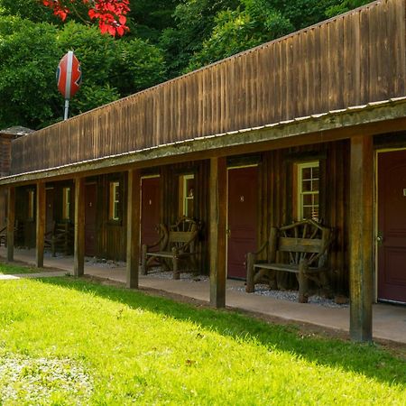 Seneca Pines Lodge Seneca Rocks エクステリア 写真